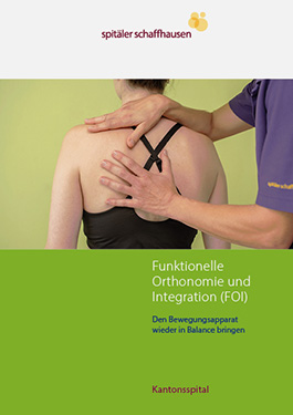 Titelbild des Flyers Funktionelle Orthonomie und Integration (FOI): Ein Therapeutin hat ihre Hände auf dem Rücken und den Schultern einer Patientin.